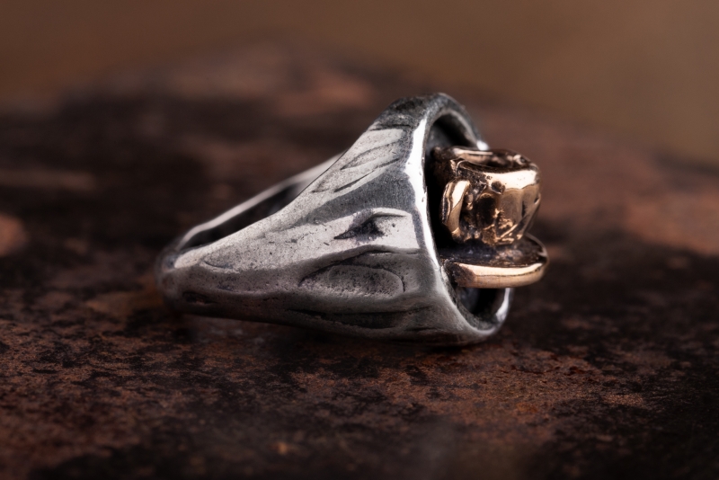 Anello Tazzina Chevalier piccolo cornice sottile