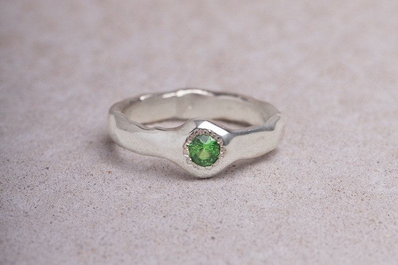 Anello Iride tondo tsavorite