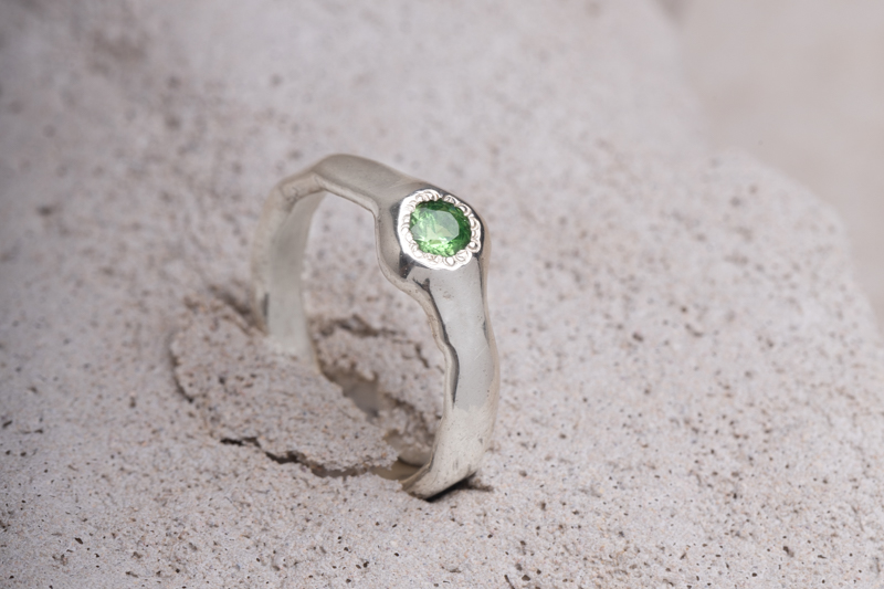 Anello Iride tondo tsavorite